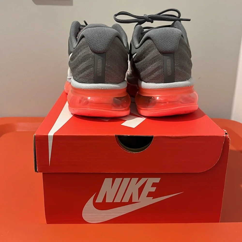 Nike womens 7.5 Air Max 2017